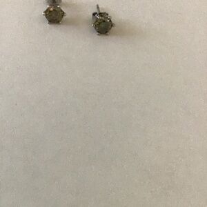 Moissanite stud earrings - Apple green
